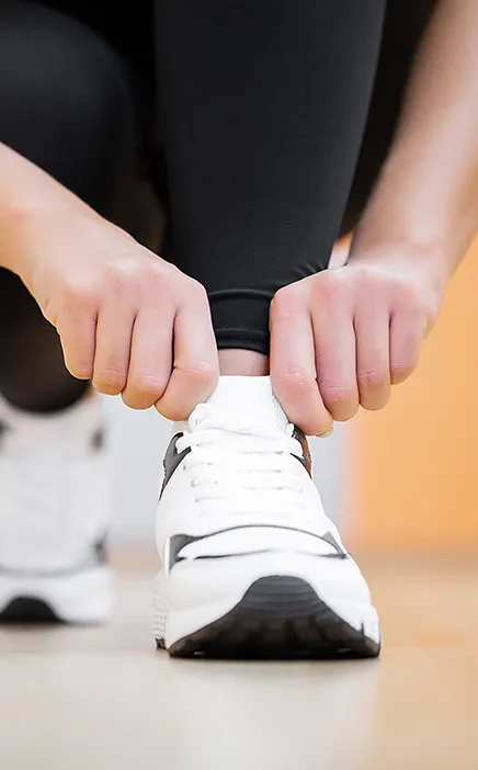 Fille sportives qui chausse ses basquettes