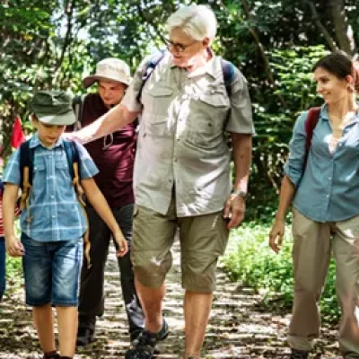 Randonnée en famille dans une forêt