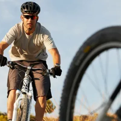 Homme sur un vtt